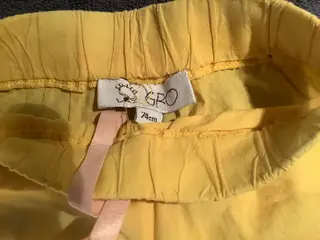 Helt nye Gro mørkegule shorts str. 74 pige