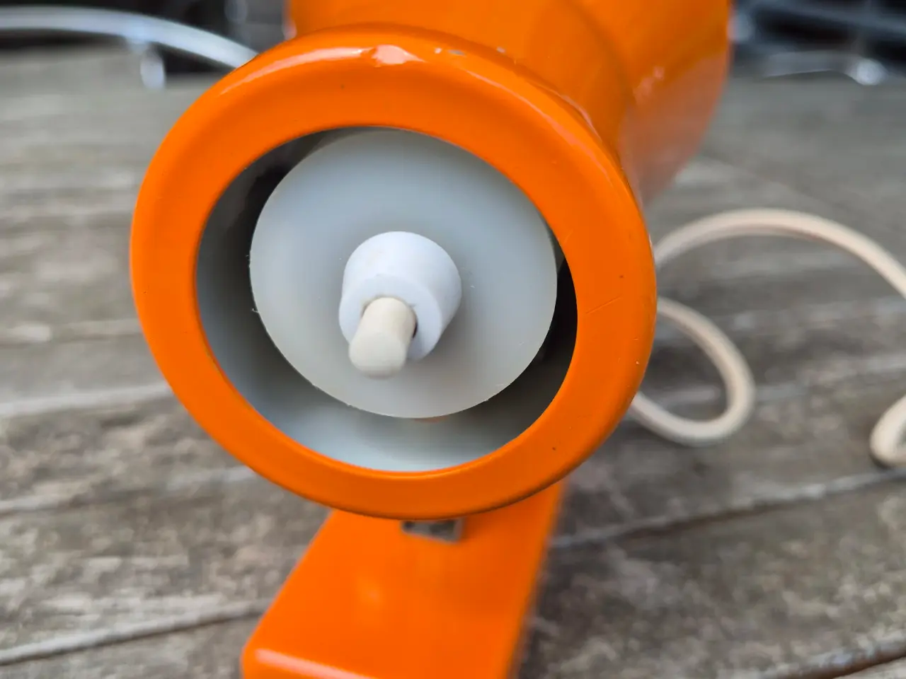 Billede 5 - Velholdt orange væglampe i dansk design