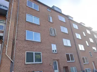 Praktisk lokale med mange muligheder!