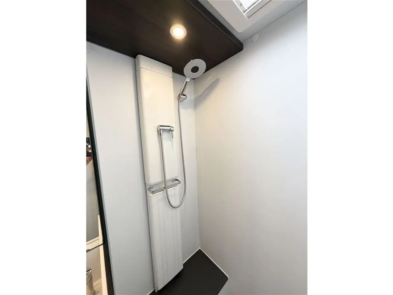 Billede 27 - 2022 - Adria Astella 754 DP Queensbed-Alde-Gulvvarme-El Thule markise