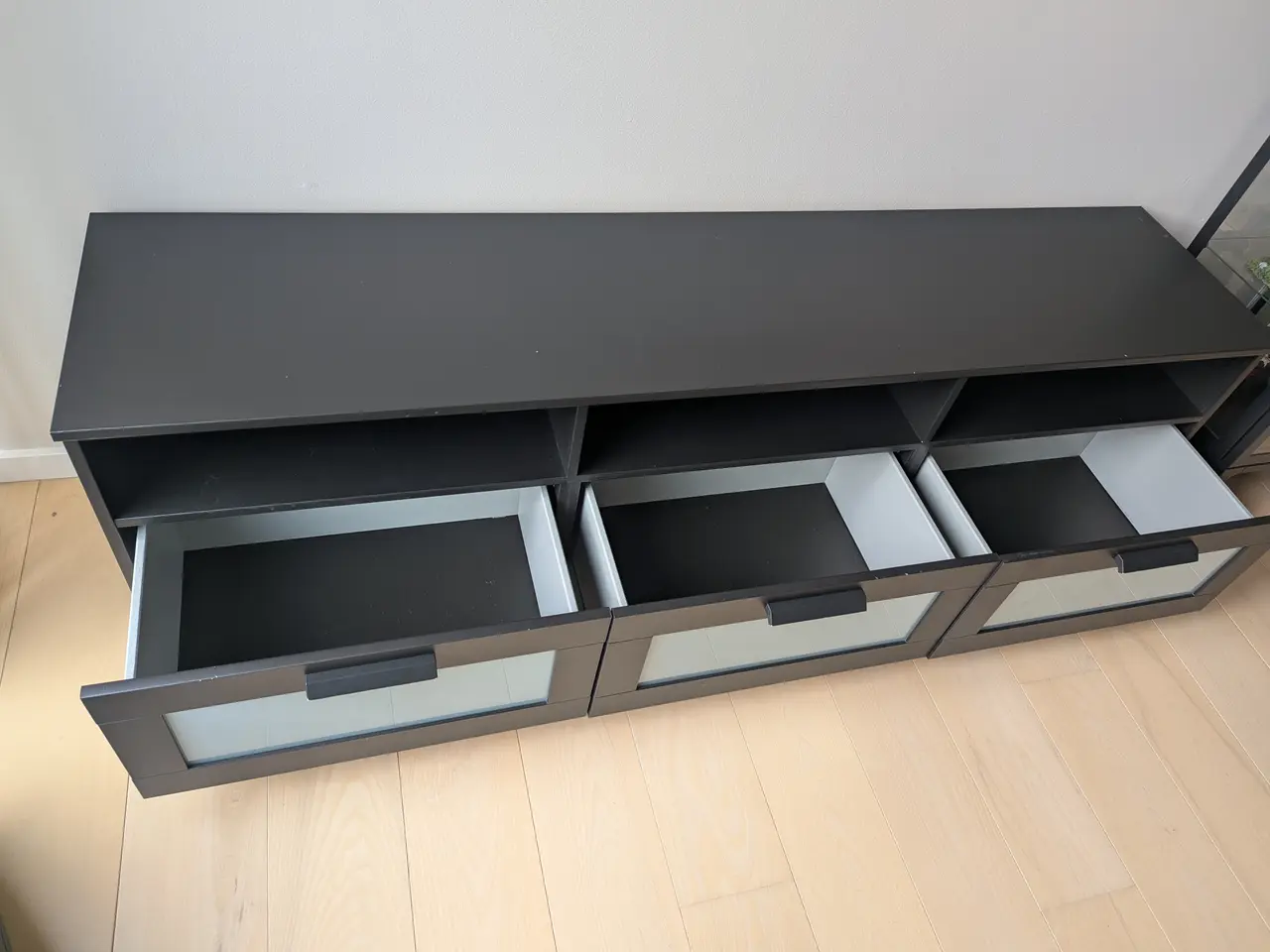 Billede 6 - Sort IKEA BRIMNES TV-bord med tre rummelige skuffe