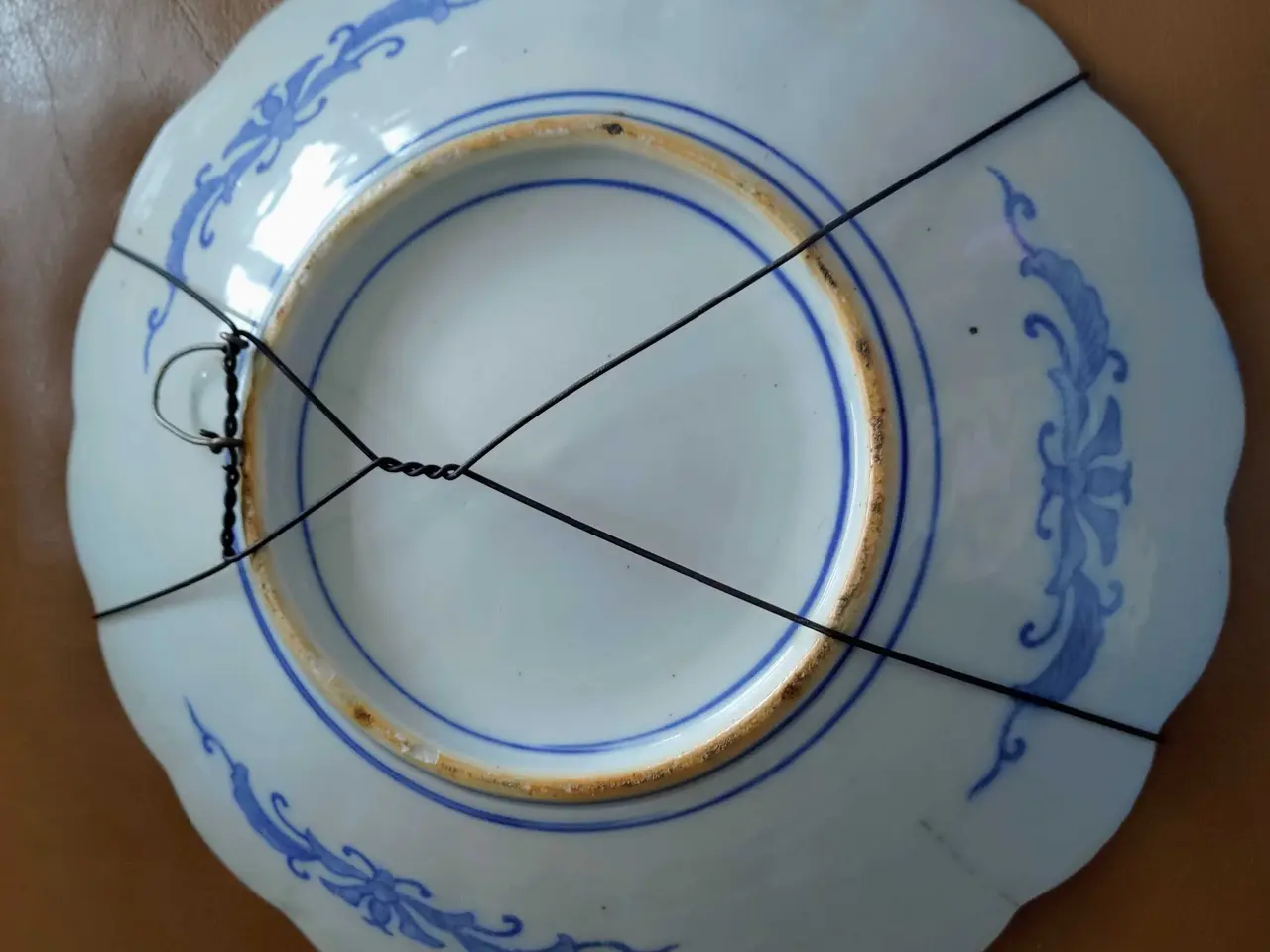 Billede 2 - 2 store blå-hvide porcelænsfade med påfuglemotiv.