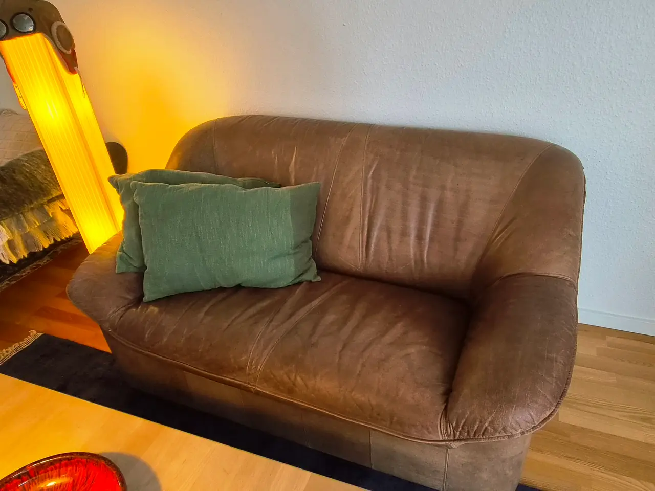 Billede 3 - 2 stk. topersoners sofa. Naturlæder. Bud modtages