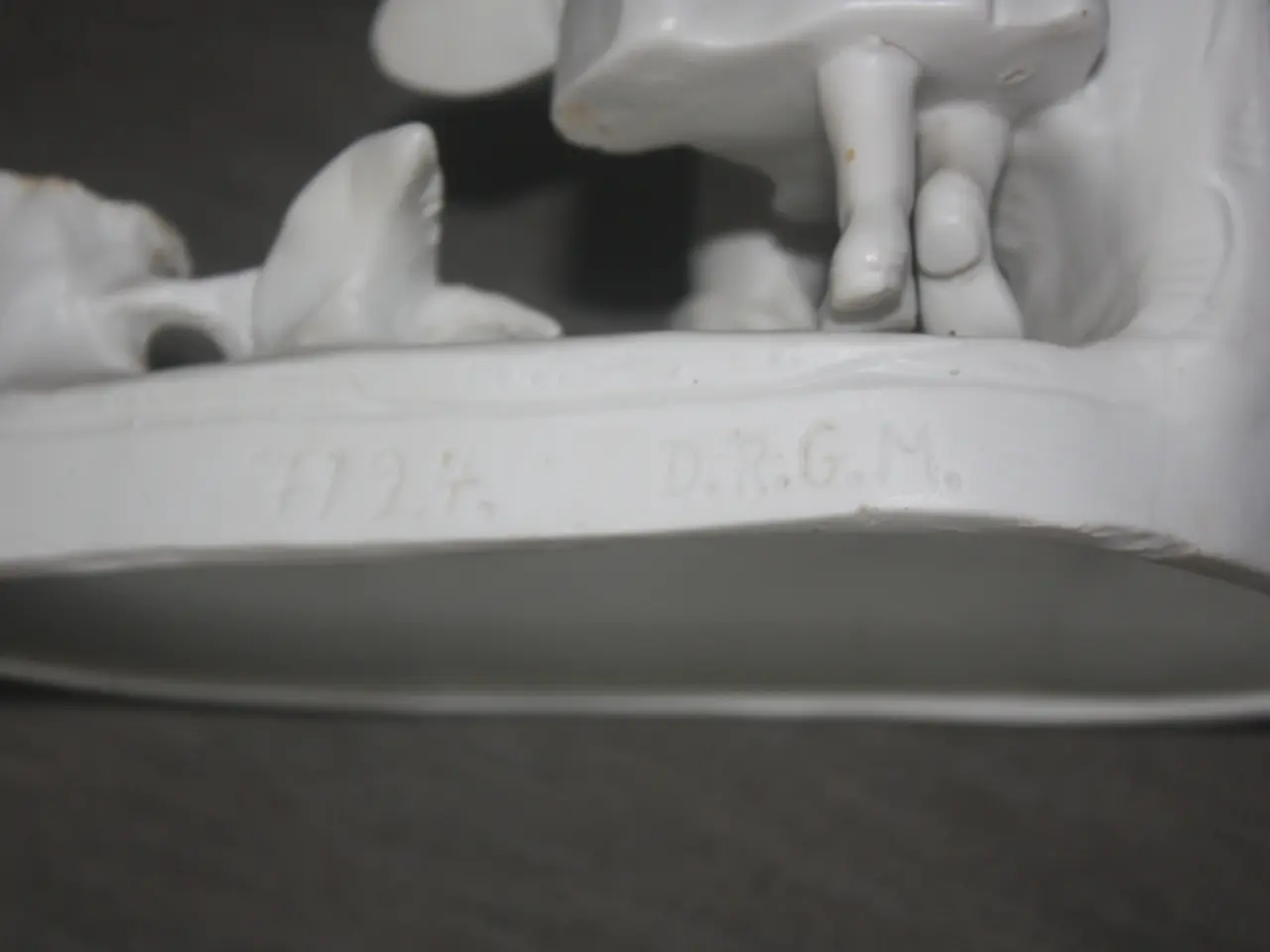 Billede 6 - Romantisk tysk bisquit figur med lille vase