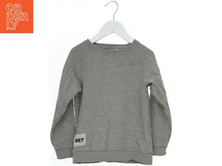 Grå sweatshirt med 'HEY' tryk fra Name It (str. 116)