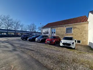 3 lejemål til lager. showroom, behandling, kontor m.m. Biladgang til lager –Skiltemulighed mod Grønnevej