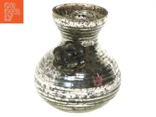 Sølvfarvet vase med blomster fra Nordal (str. 9 cm)