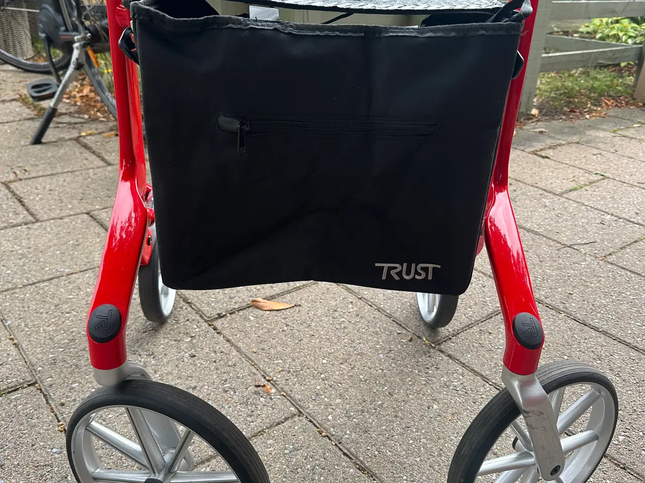Billede 7 - Trust Alu Rollator rød med sæde og taske.
