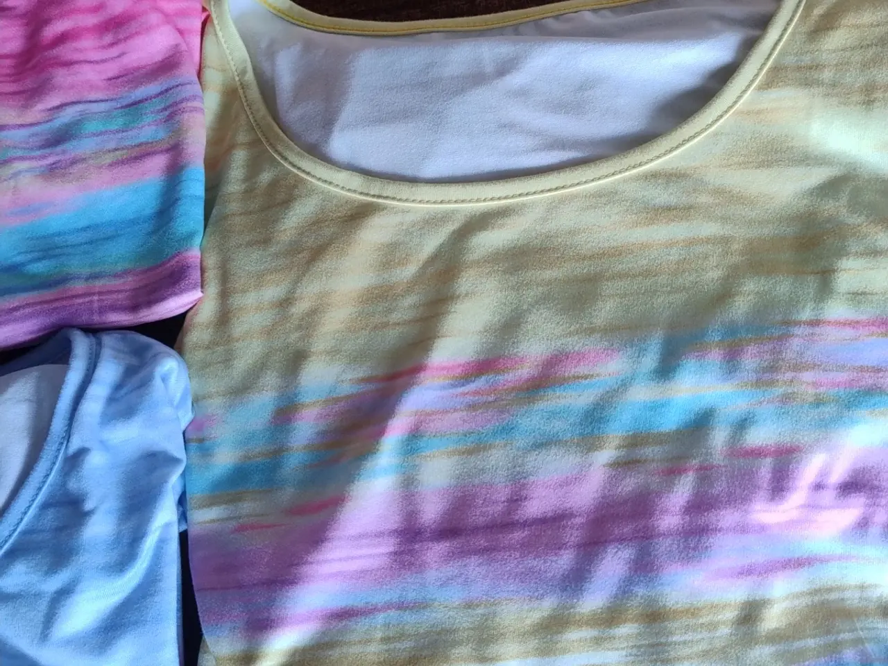 Billede 2 - 3 T-shirts i sommer friske farver