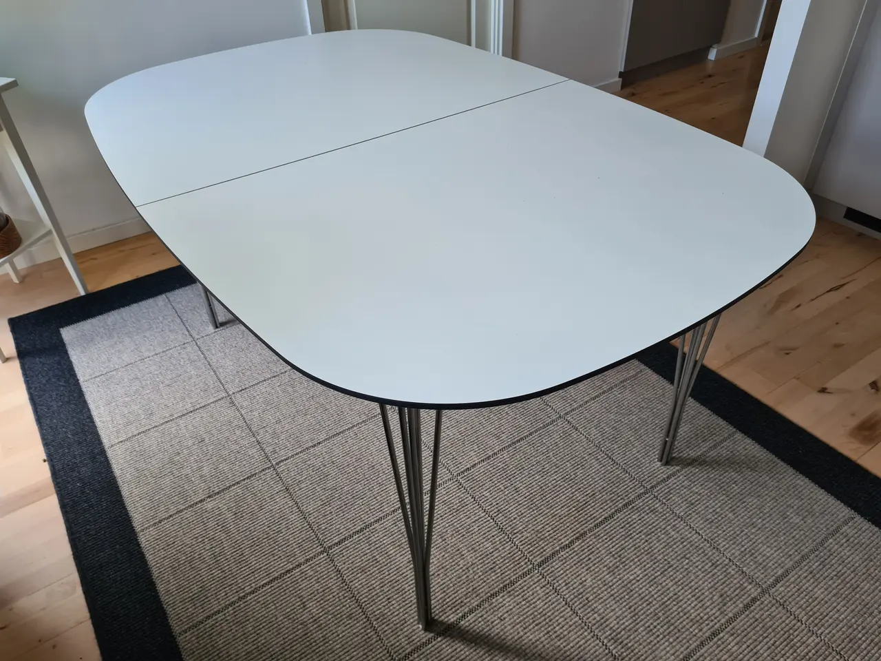 Billede 2 - Spisebord med 2 plader. Længde Ialt = 256 cm.