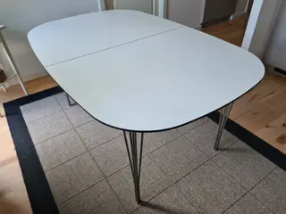 Spisebord med 2 plader. Længde Ialt = 256 cm.