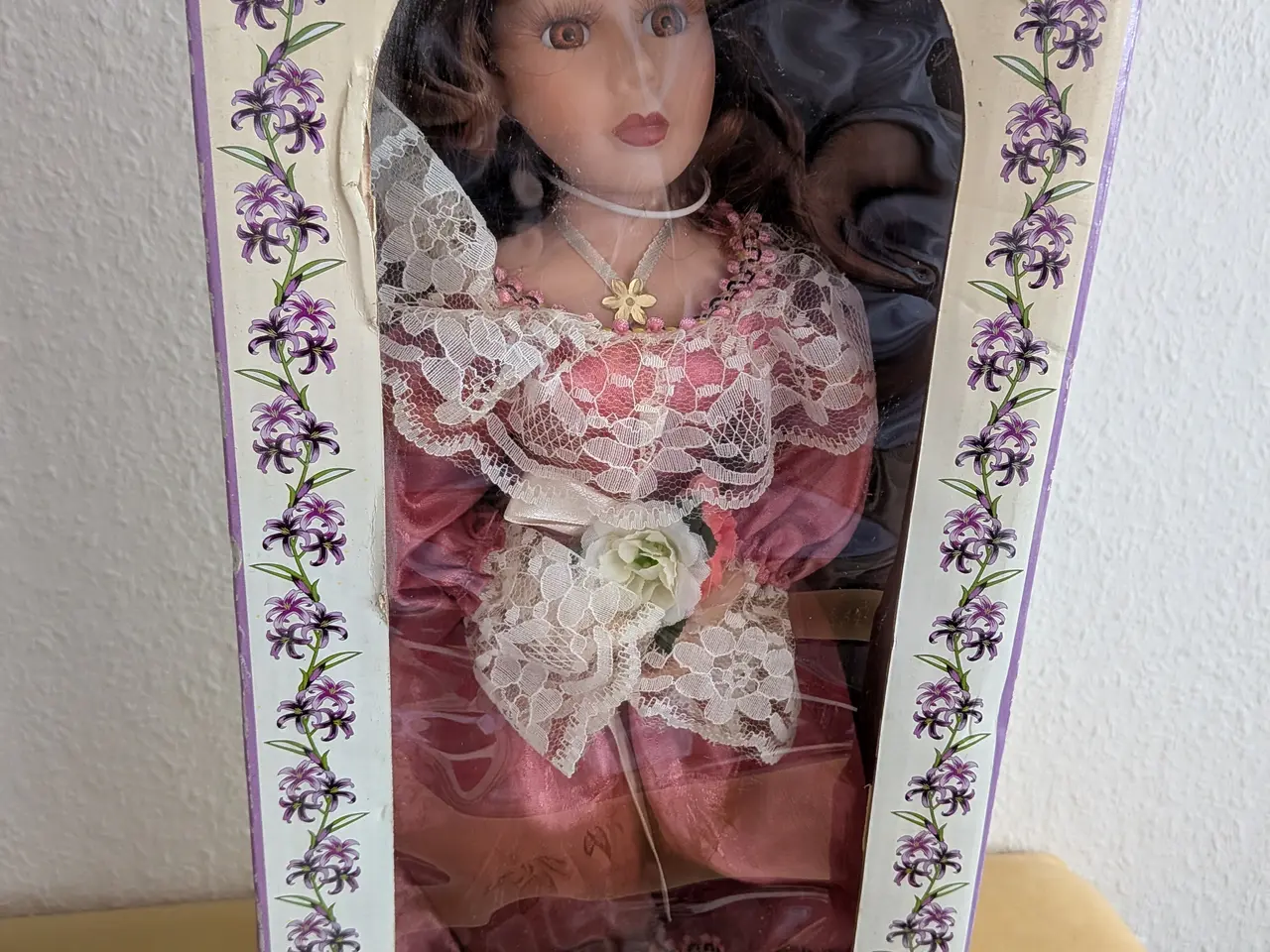 Billede 2 - DUKKE - HÅNDMALET - EGNSDRAGT - PORCELAIN 40 CM H