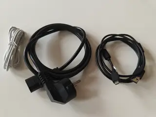 Assorteret USB og PC kabler.