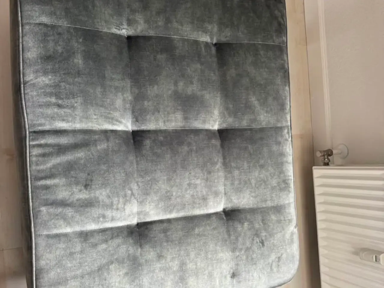 Billede 4 - Flot og komfortabel sofa i grøn velour-look med ti