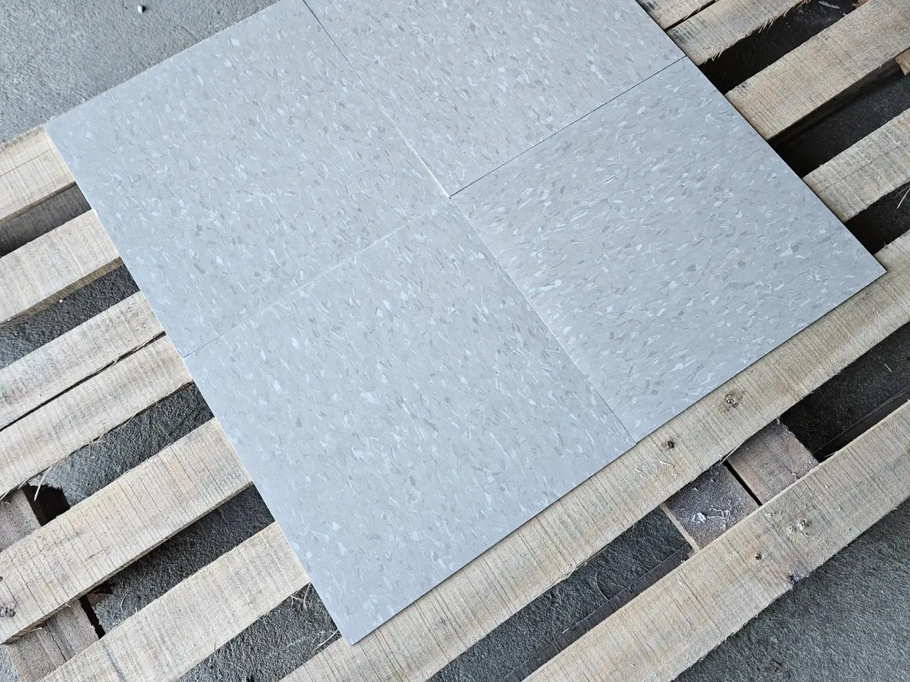 Billede 2 - Vinyl flise grå 30x30x 0,32 cm