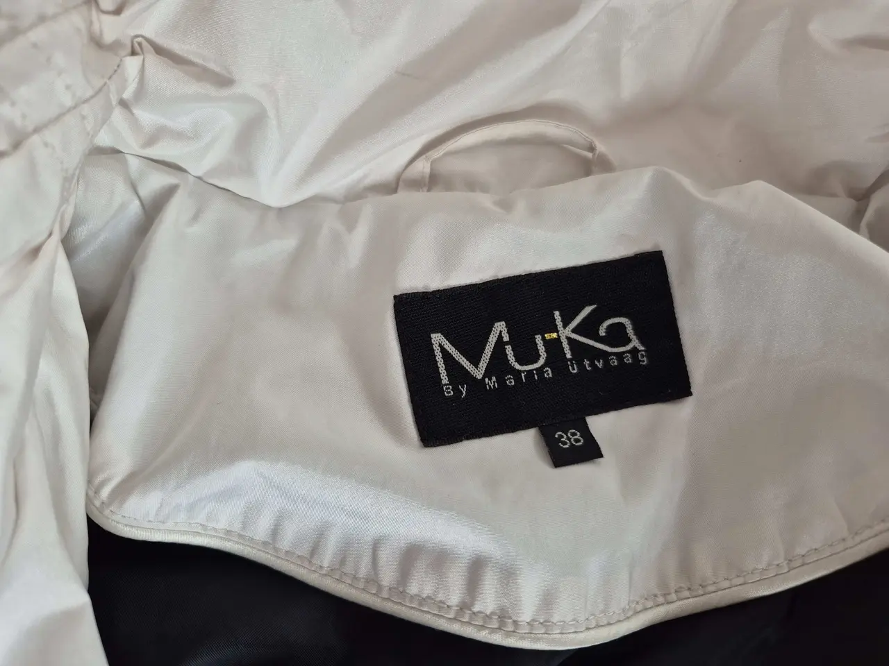 Billede 2 - Mu-Ka Jakke Str 38 med aftagelig hætte, Pæn og vel