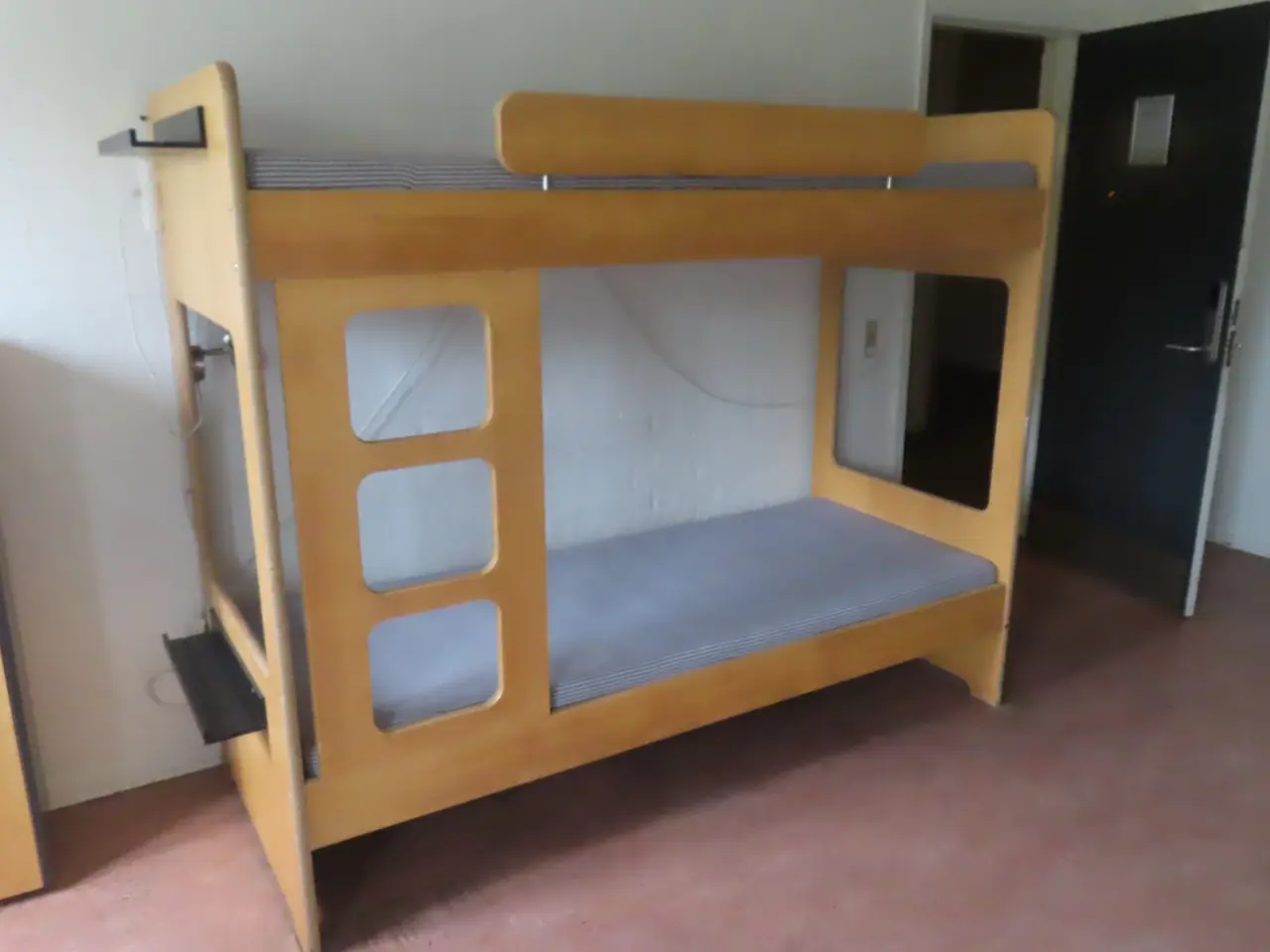 Billede 6 - Indhold på værelse af bord, køjeseng, skab mv.