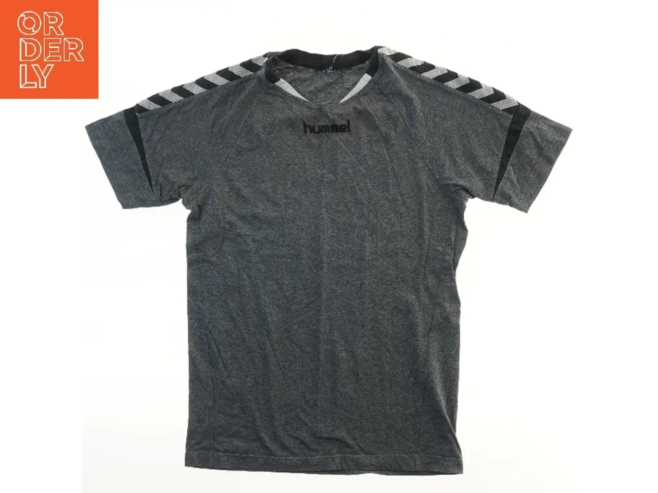 Billede 1 - Sport T-shirt fra Hummel (str. bryst 45 cm, længde 67 cm)