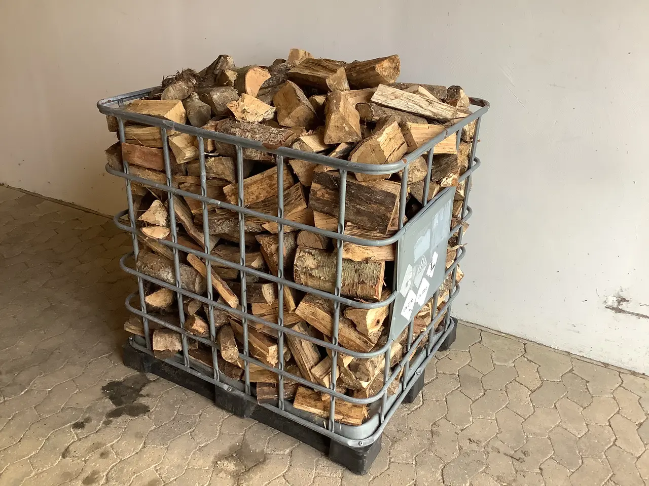 Billede 1 - Et pallebur med brænde.