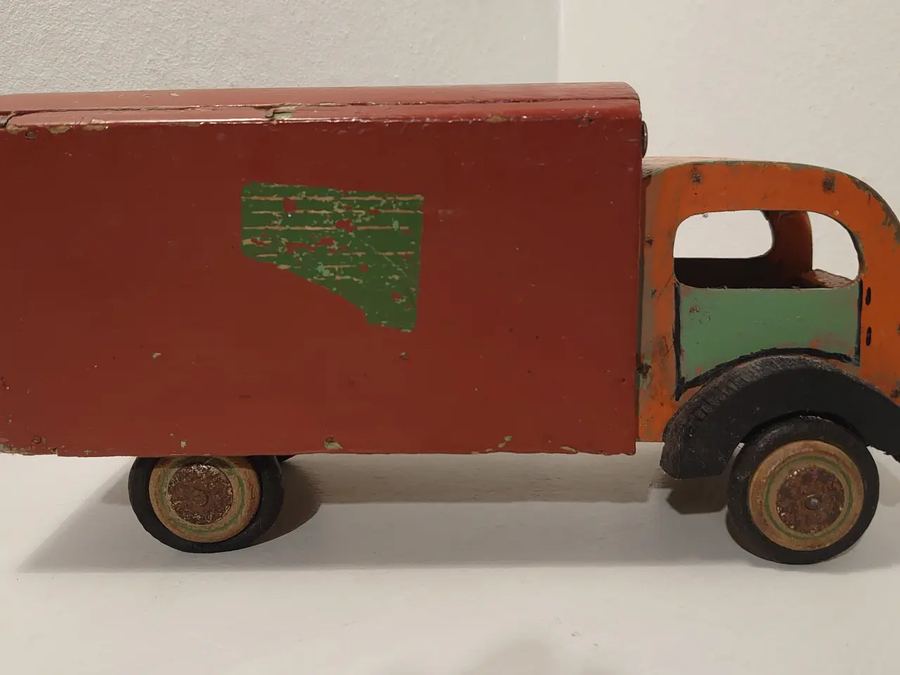 Billede 2 - Fængselslegetøj: Kassevogn/flyttebil. Ca 1940