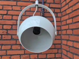 Hvid kuglelampe med smart vippefunktion