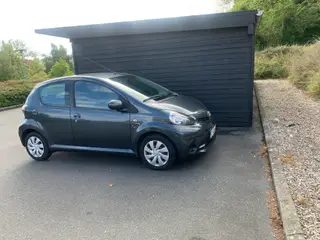 TOYOTA AYGO Kørsel af kvinde med stor  passelighed