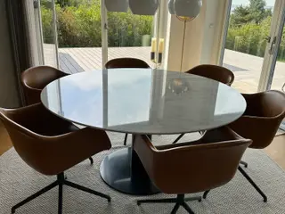 GUBI 2.0 spisebord,  Ø150 cm – Lys grå marmor – Ny