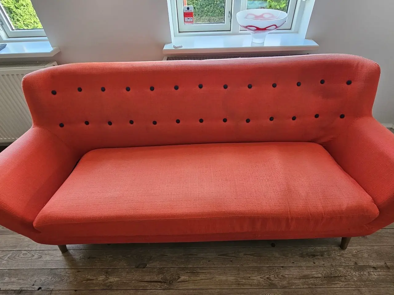 Billede 12 - Rød 2-3 pers sofa. Hent for 100kr