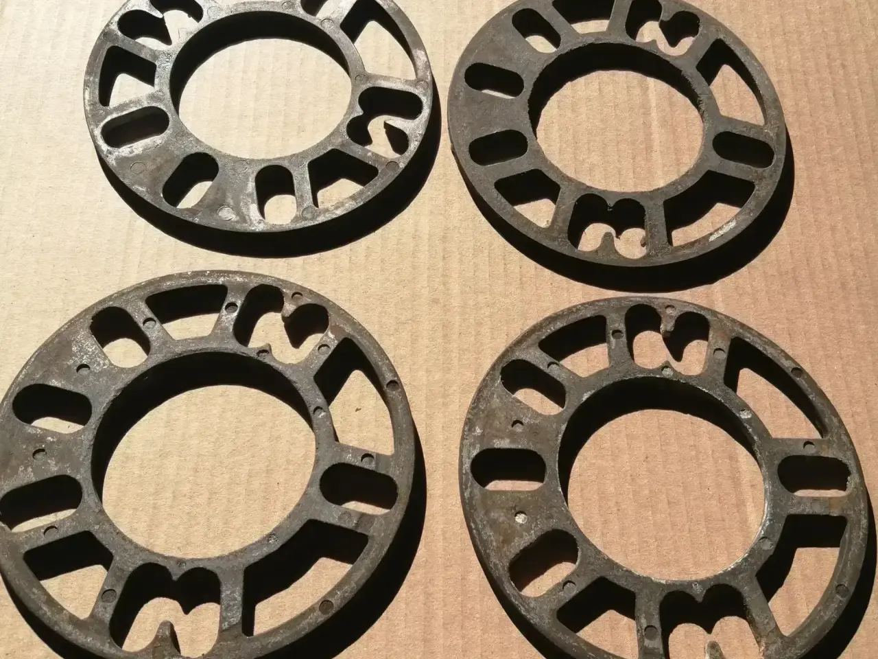Billede 3 - Emblemer, Spacer, hjulbolte, Centreringsringe mm,