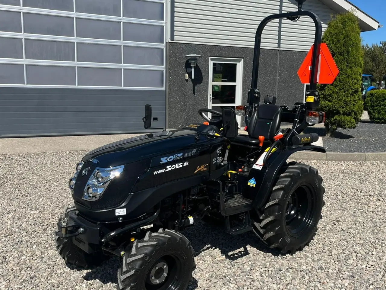 Billede 1 - Solis S26 Limited Edition i sort 6+2 Gearmaskine med Servostyring og brede traktorhjul