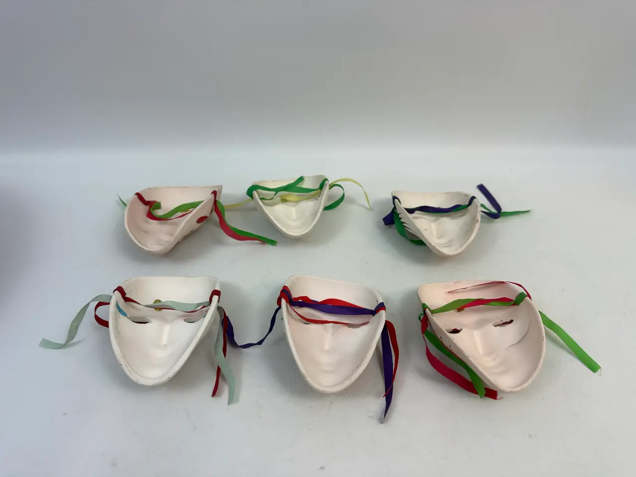Billede 8 - 6 små masker i bemalet porcelæn