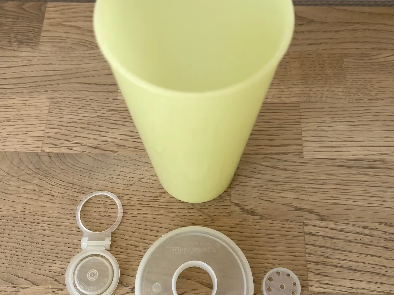 Billede 1 - Gul TUPPERWARE bøtte med låg og strø-indsats
