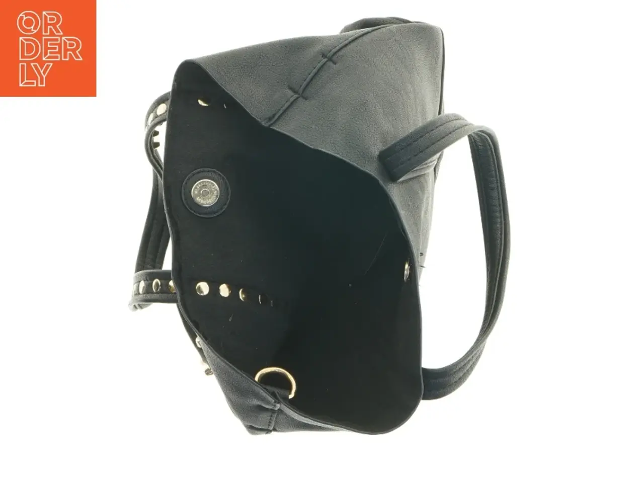 Billede 3 - Sort taske med nitter (str. 32 x 24 x 11 cm)