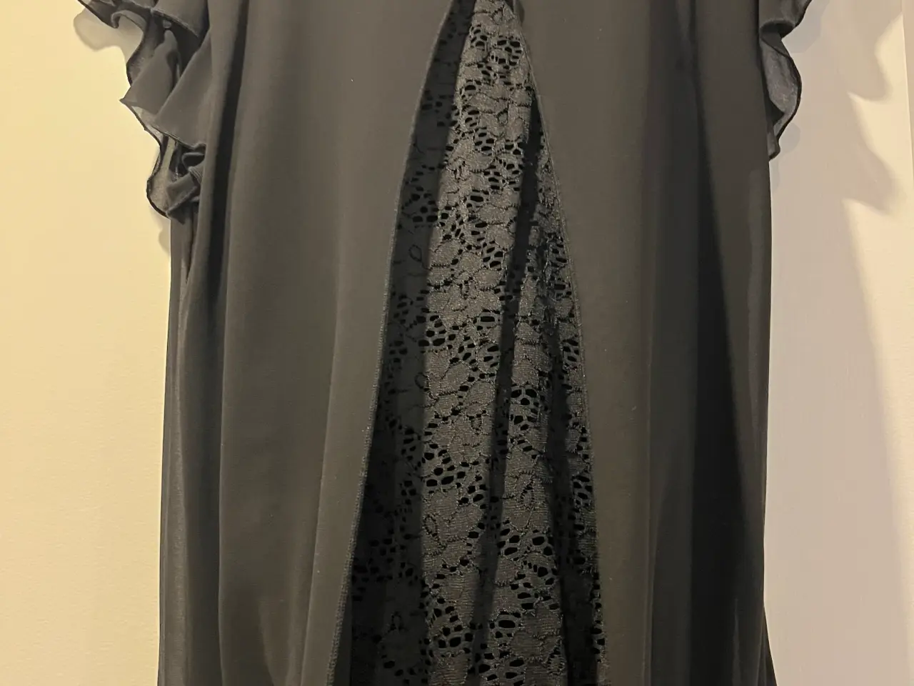 Billede 2 - Sort bluse med blonde ryg
