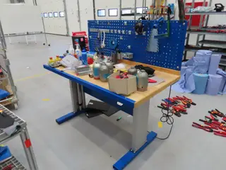 El. Hæve/sænke arbejdsbord med div. værktøj