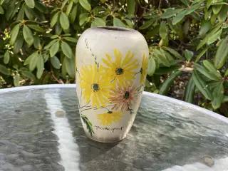 Vase med gule blomster