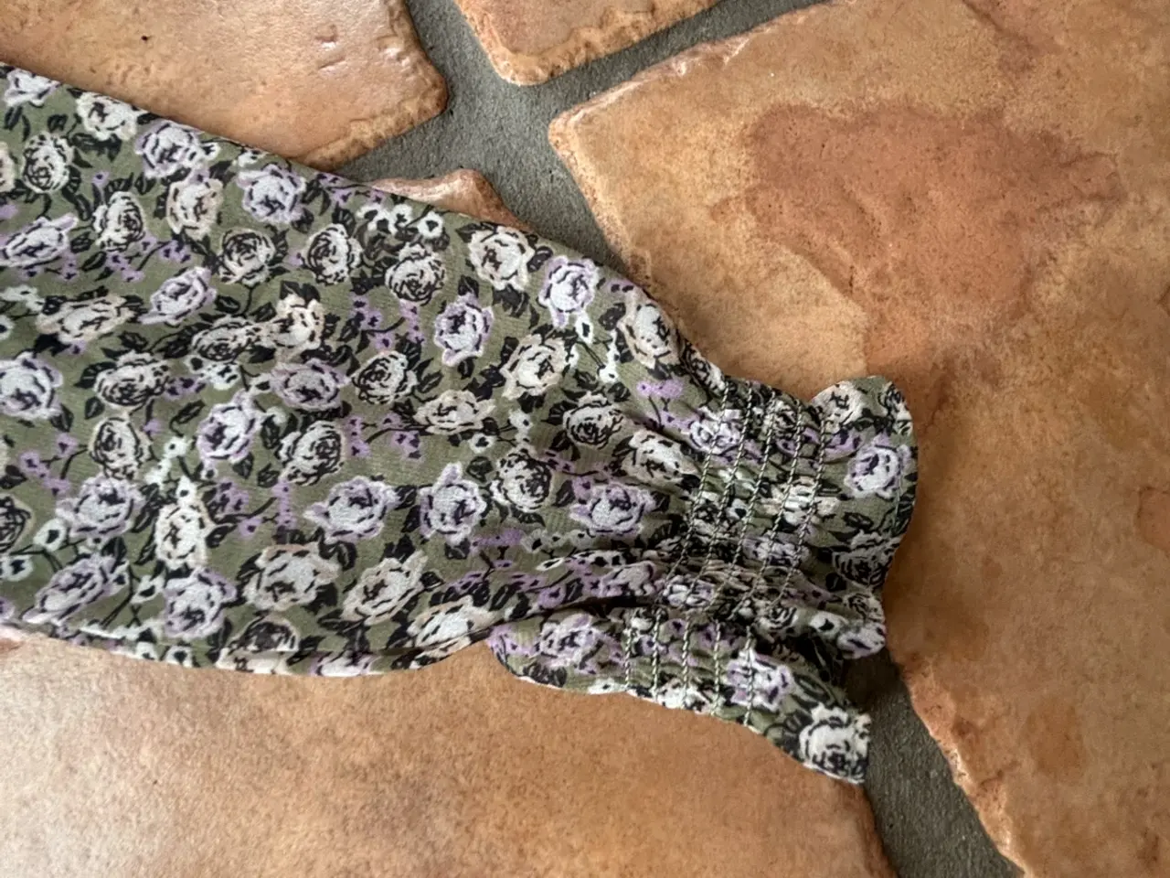 Billede 4 - H&M kjole i polyester, str 152, grøn små blomster