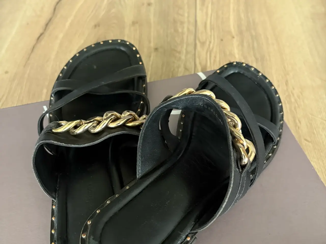 Billede 3 - Smarte sorte sandaler m/guldkæde i str. 40