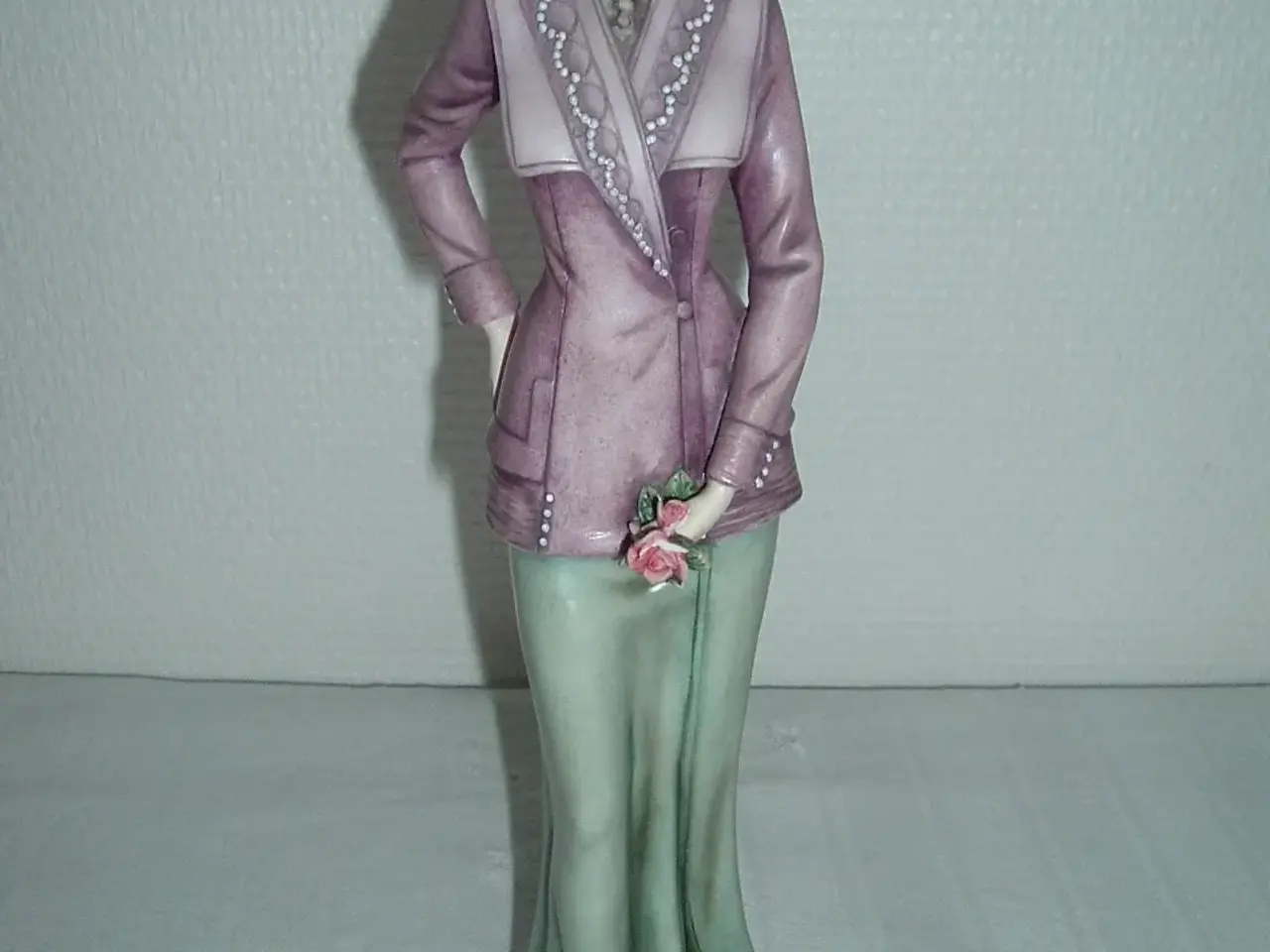 Billede 4 - Porcelænsfigur. Dame med blomsterbuket. 