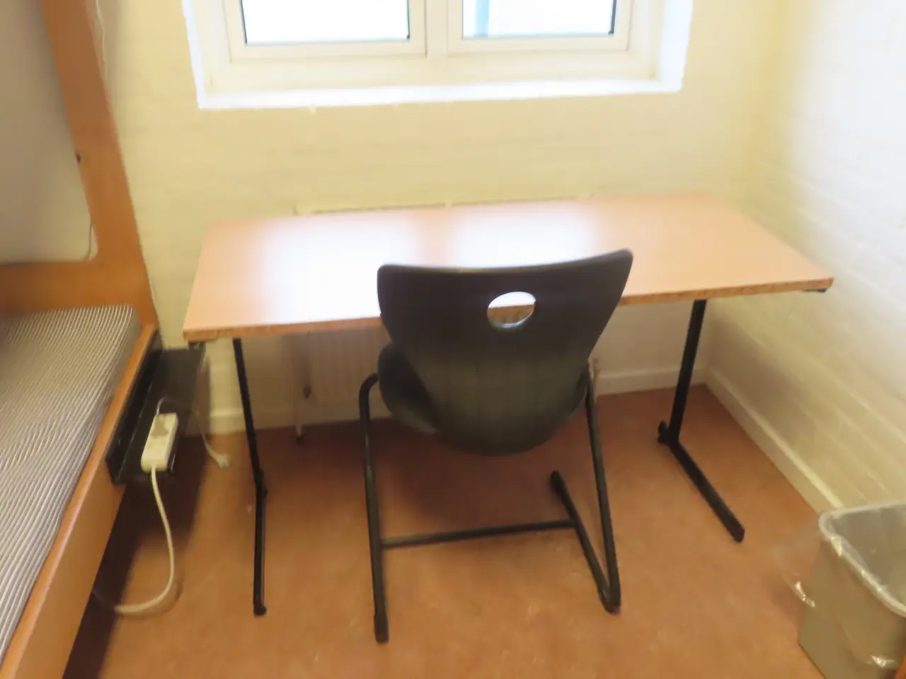 Billede 2 - Indhold på værelse af bord, køjeseng, skab mv.