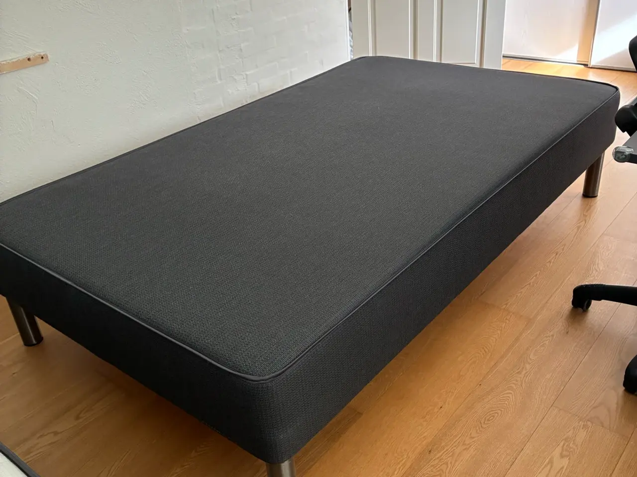 Billede 2 - Boxmadras med stålben. Meget lidt brugt.