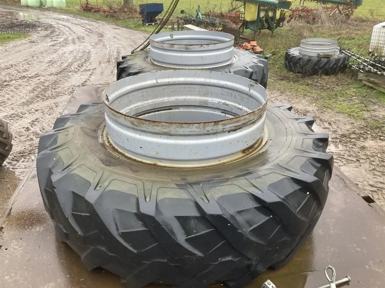 Billede 1 - Pirelli 20.8 R38 Der medfølger 4 stk. Låse/arme