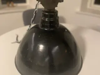 Flot gammel Bauhaus lampe fra det gamle DDR.