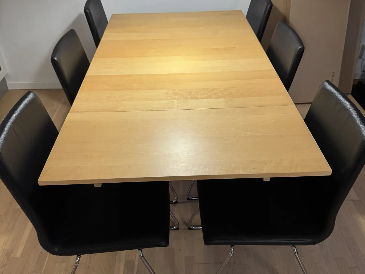 Billede 1 - Spisebord med seks stole
