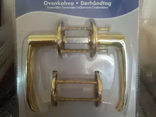Dørhåndtag indendørs med låseblik.