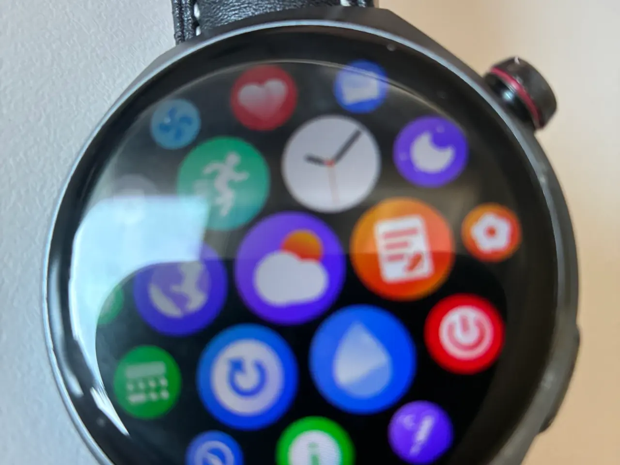 Billede 1 - Smartwatch med rund urkasse og sort læderrem