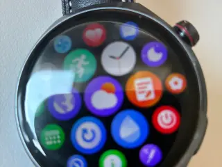 Smartwatch med rund urkasse og sort læderrem