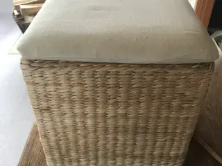 Flet kurv med låg samt stof inde