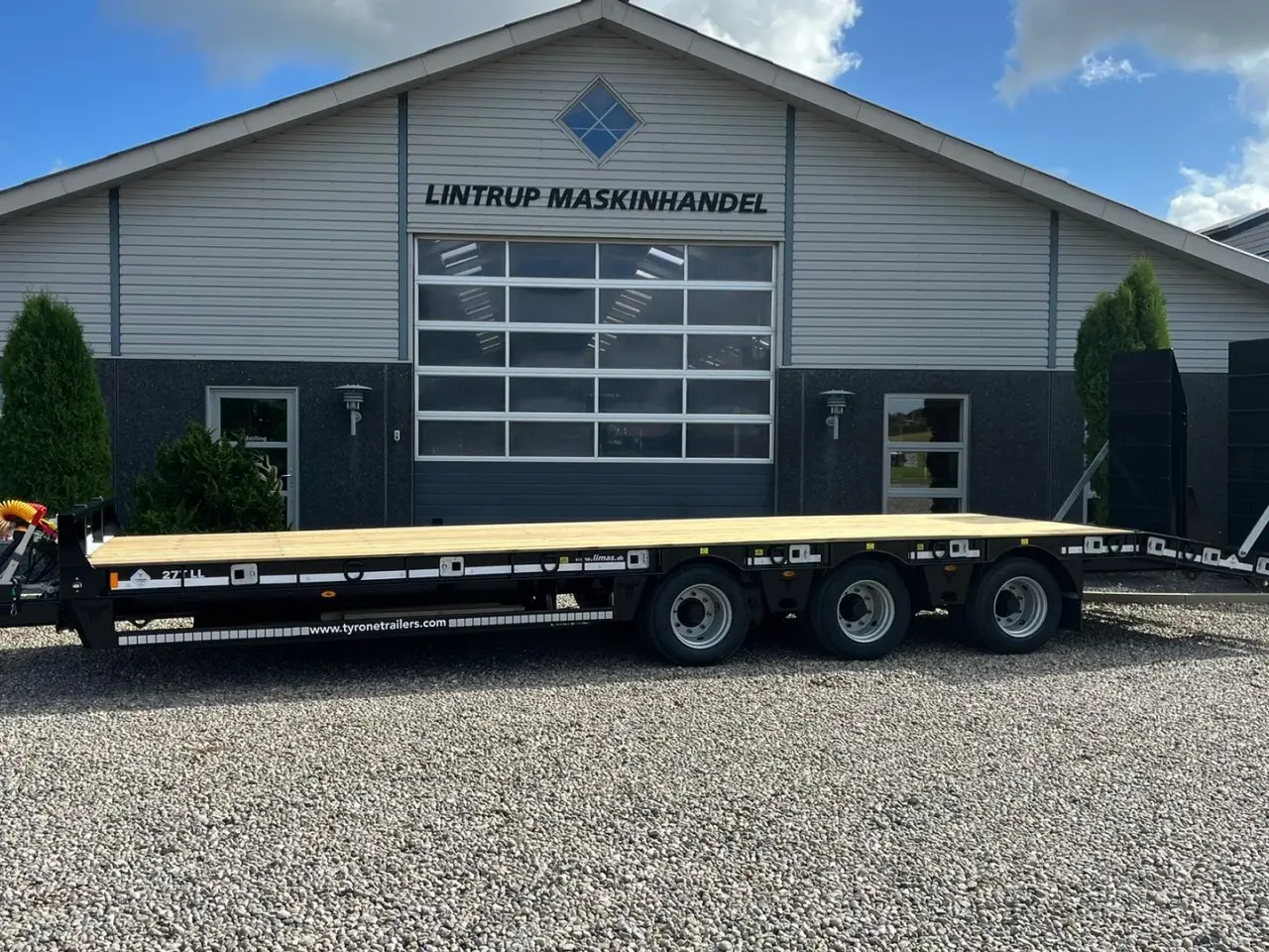 Billede 1 - Tyrone 27TLL LANG MODEL med forbredningsudstyr samt kombi bremser, både luft og hydrauliske bremser. Affjedret træk og affjedret aksler. Med hydrauliske ramper og værktøjskasse