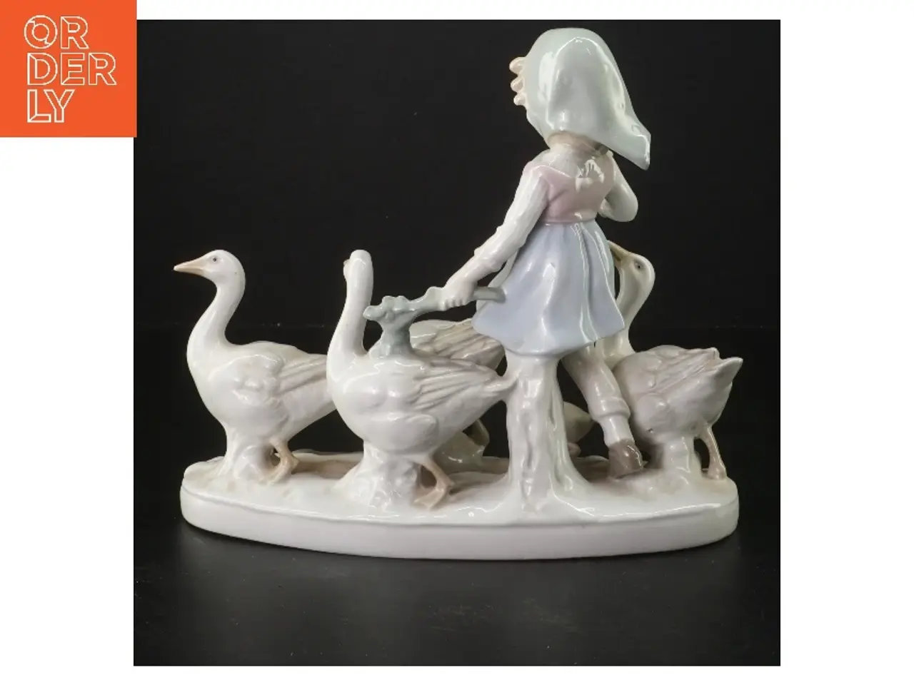 Billede 3 - Porcelænsfigur af pige med ænder (str. 22x20 cm)